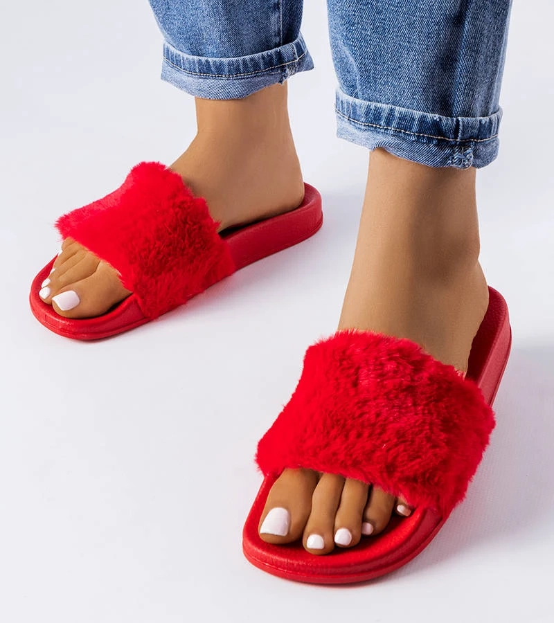 Czerwone klapki z futerkiem