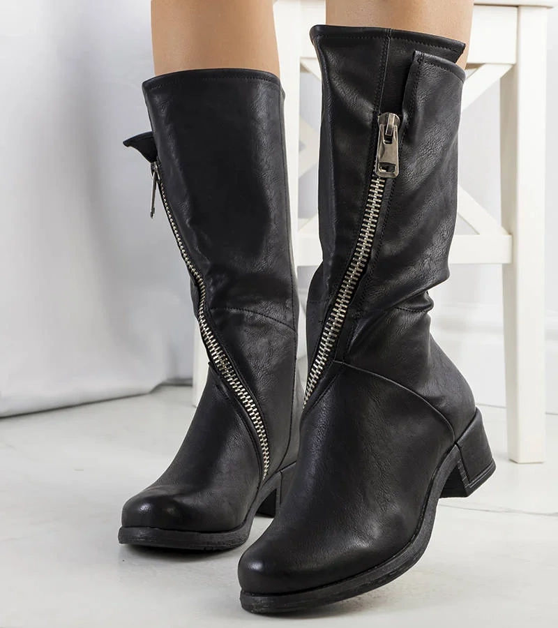 Czarne kozaki na płaskim obcasie