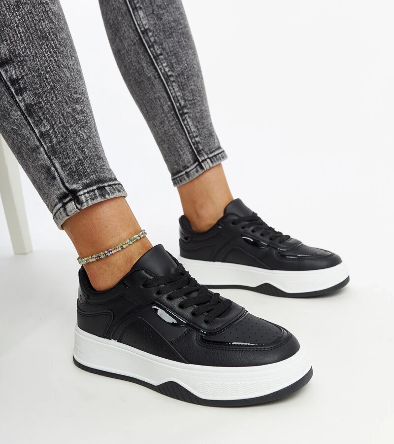 Czarne sneakersy na grubszej podeszwie