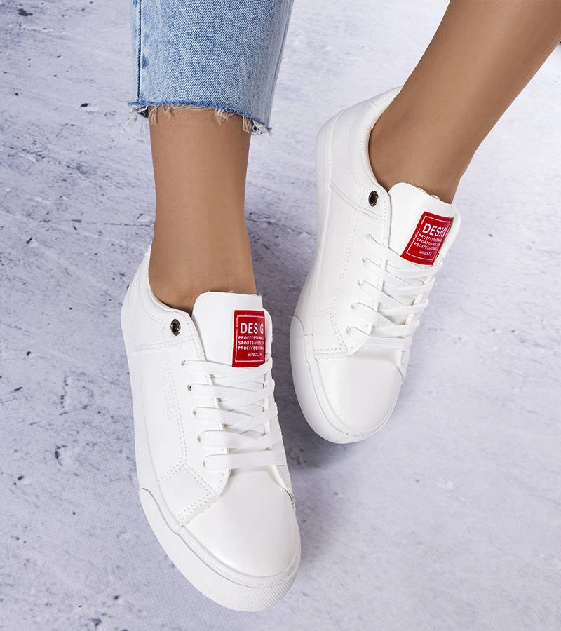 Białe sneakersy