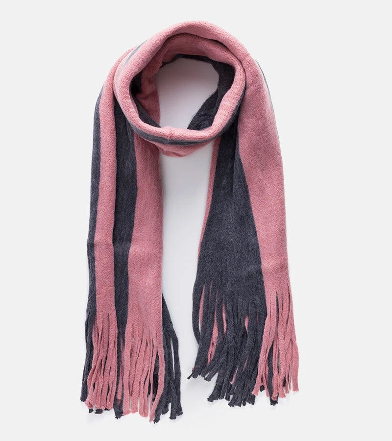 Różowo-szary szal z frędzlami