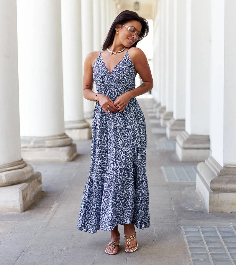 Granatowa sukienka w kwiaty na ramiączkach