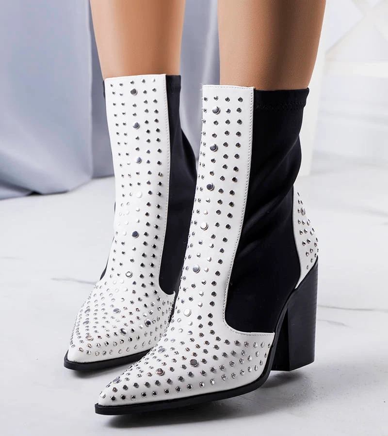 Białe botki typu kowbojki