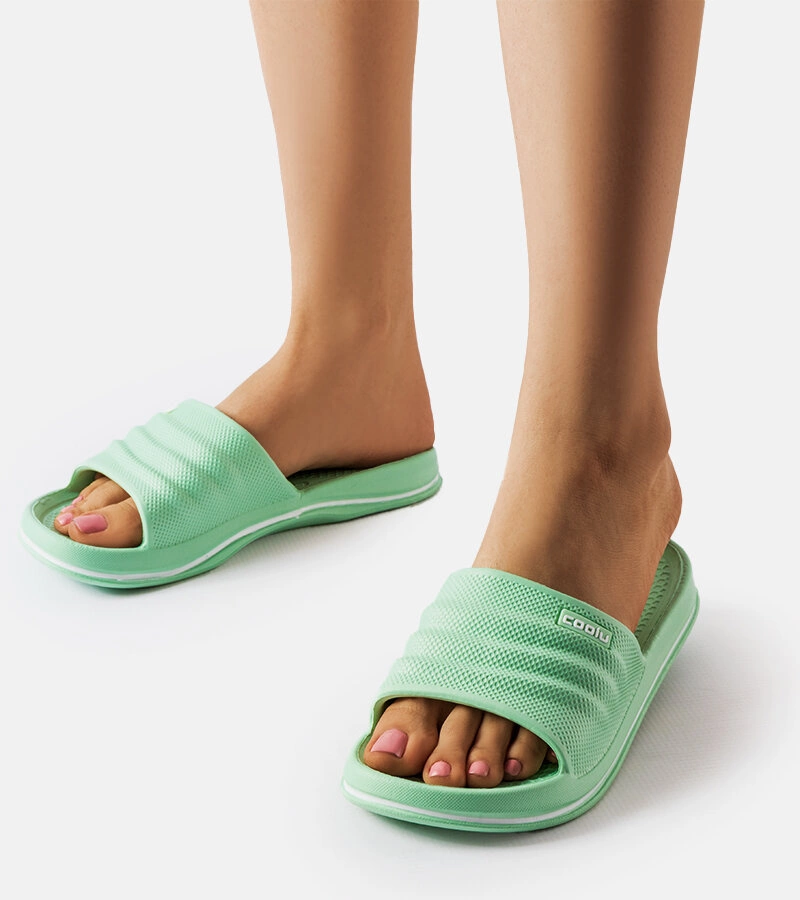 Zielone sportowe klapki