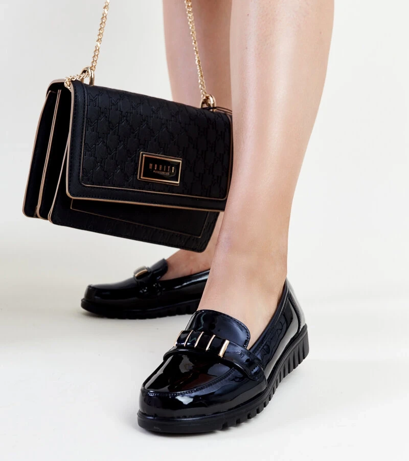 Czarne lakierowane z ozdobnym paskiem