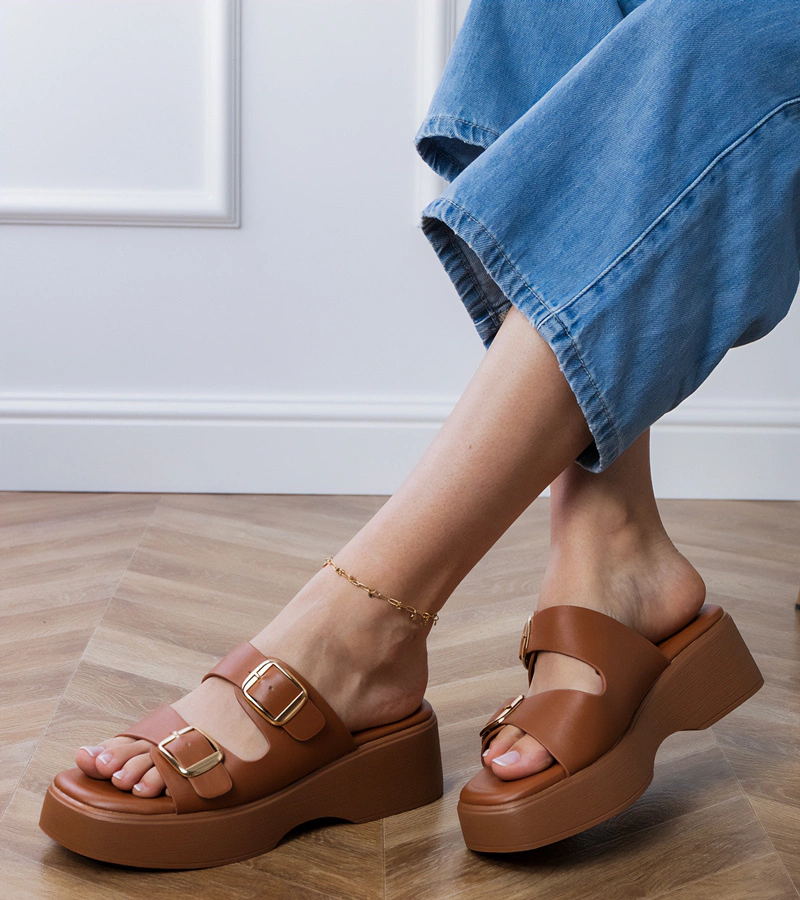 Hers Brązowe klapki z klamrami na paskach