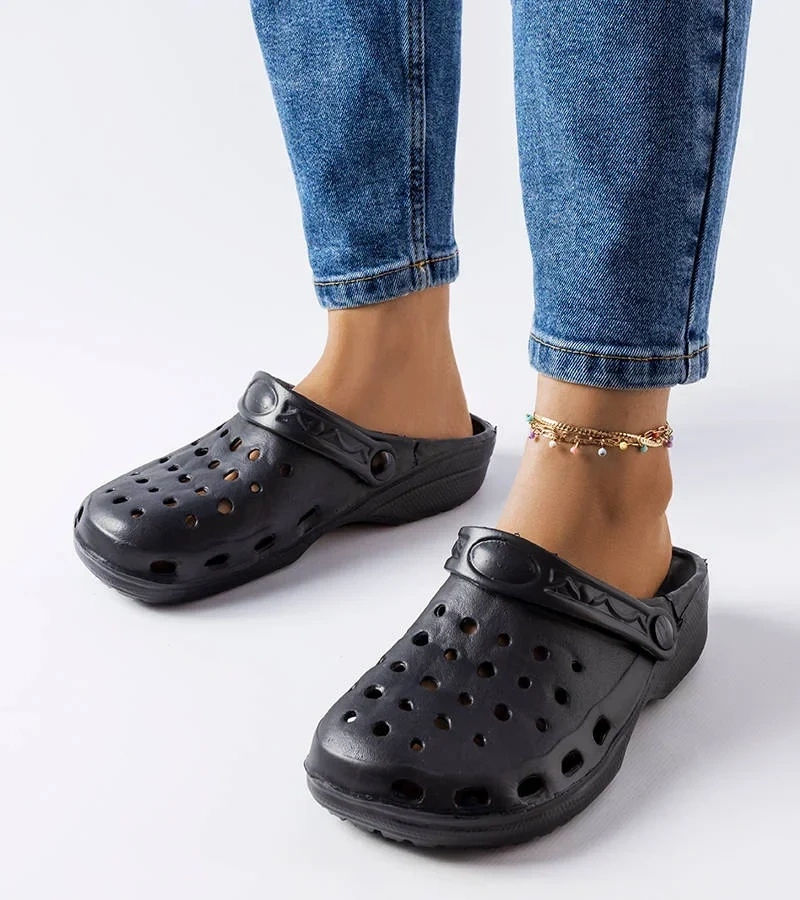 Czarne piankowe klapki z zakrytym noskiem