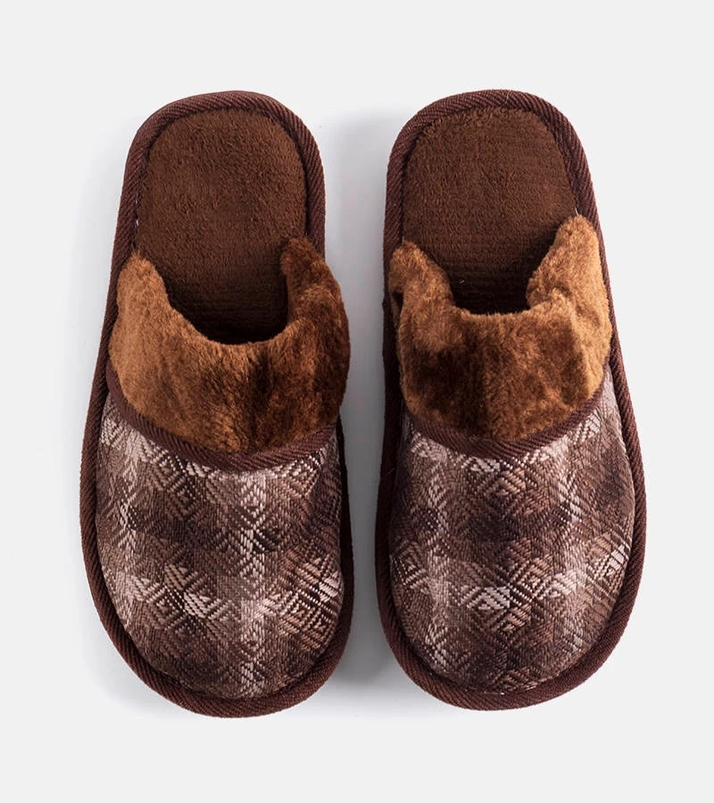 Brązowe kapcie męskie w kratkę