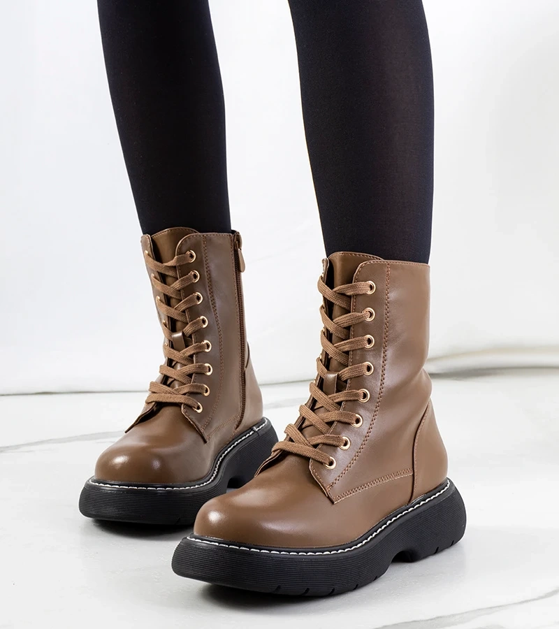 Brązowe glany na grubej podeszwie