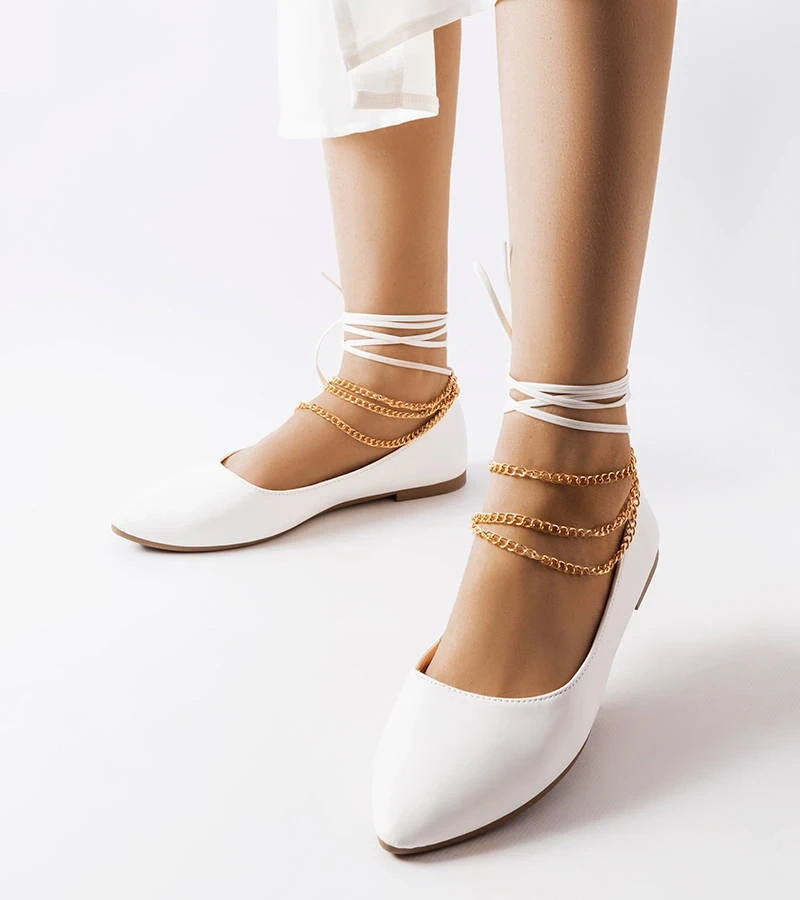 Białe balerinki ozdobione