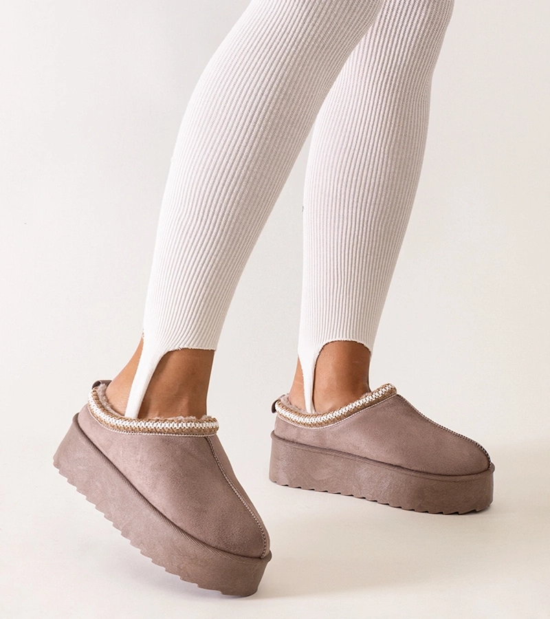 Ciemnobeżowe kapcie zdobione haftem na wysokiej platformie