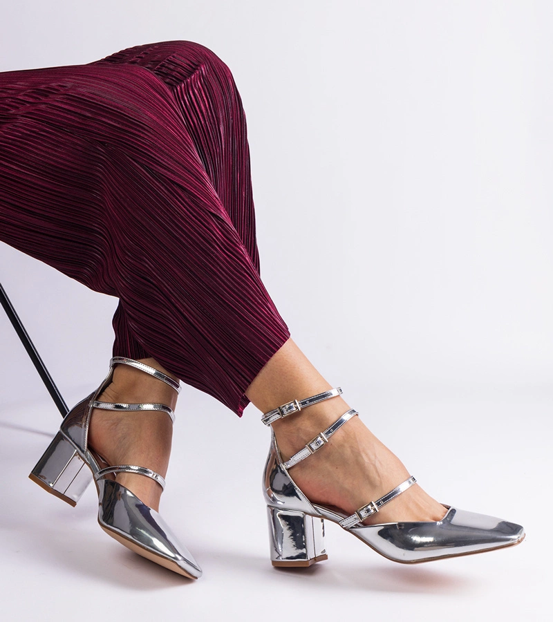 Hers czółenka damskie srebrne lakierowane na słupku ze sprzączkami