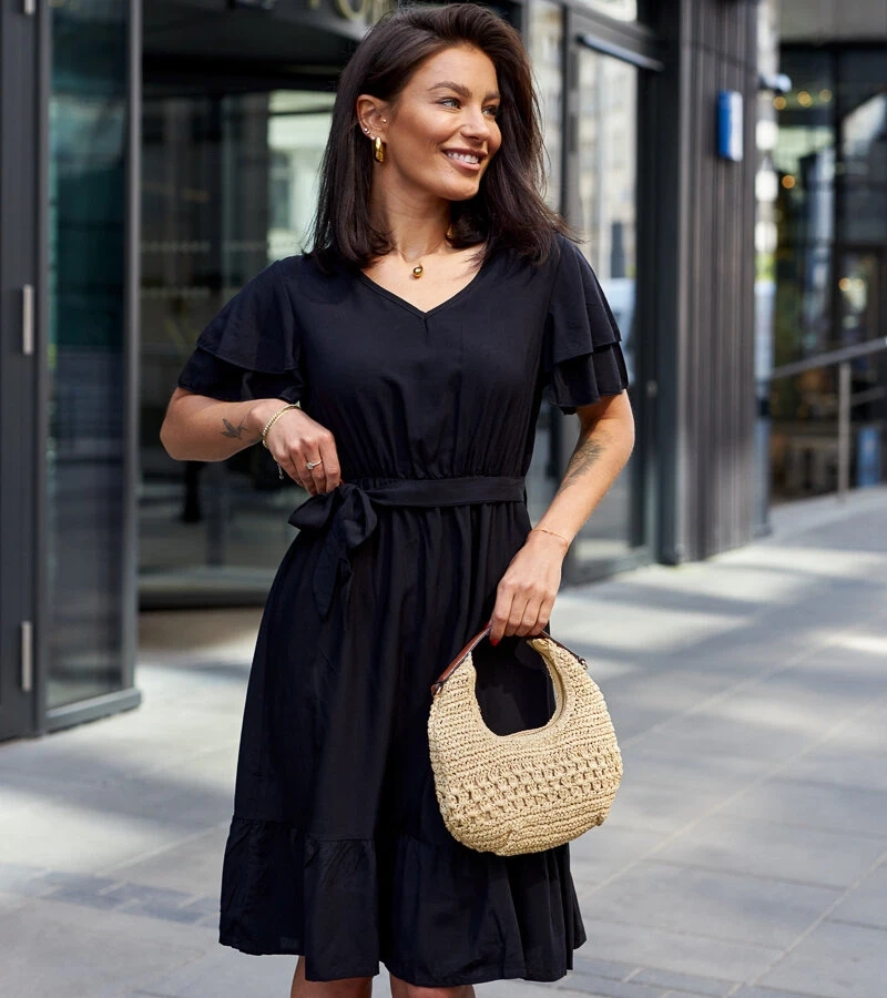 Czarna sukienka z paskiem