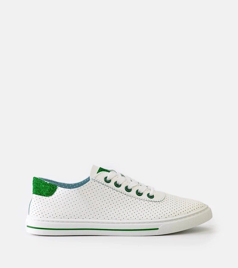 Białe perforowane sneakersy