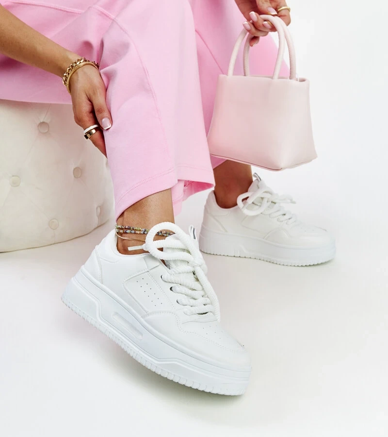 Białe sneakersy na wysokiej platformie