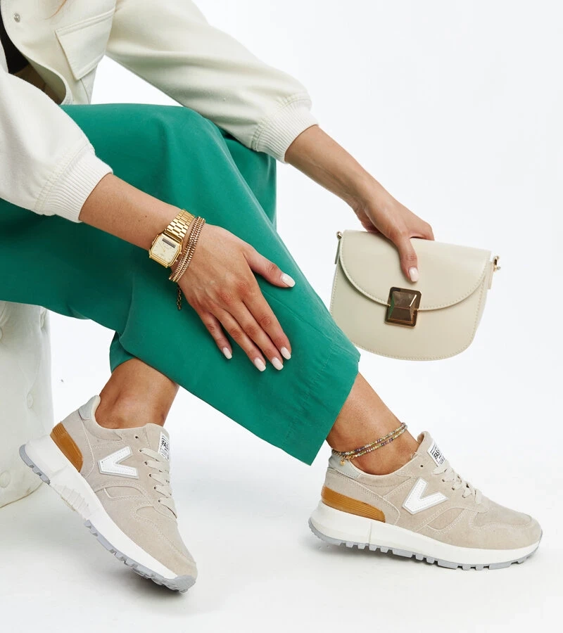 Beżowe sneakersy na grubszej podeszwie