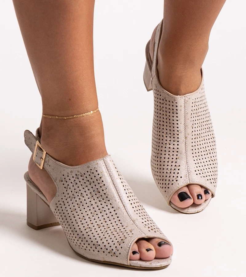 Ażurowe sandały na słupku ze skórzana wkładką