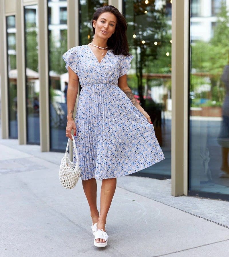 Niebieska plisowana sukienka w kwiaty