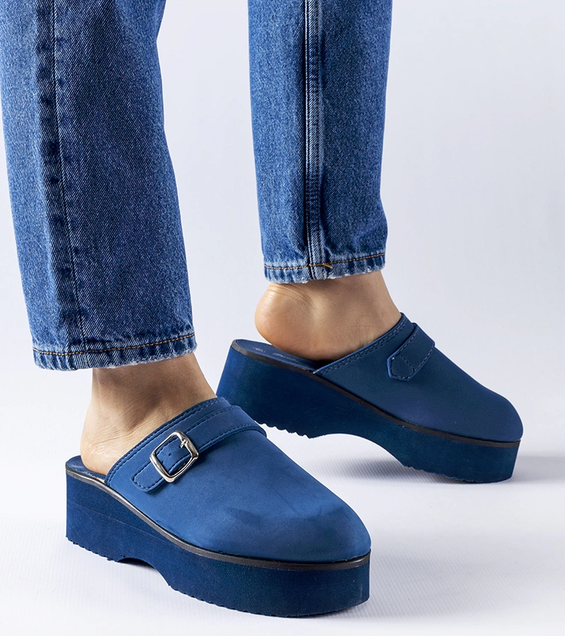 Granatowe klapki typu chodaki na platformie