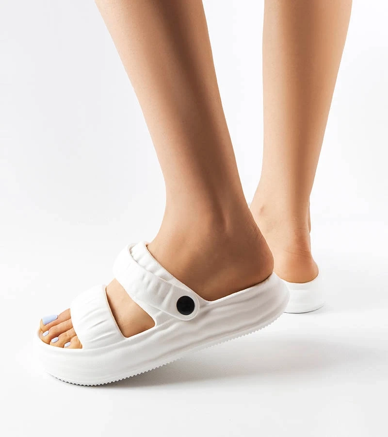 Białe piankowe klapki