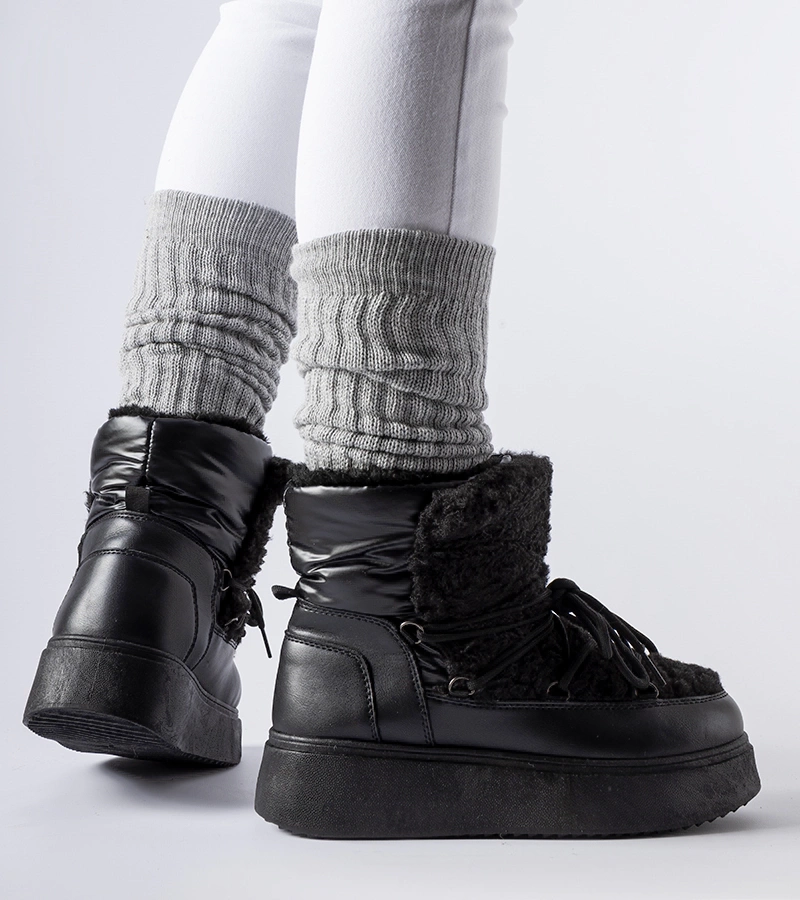 Czarne śniegowce na masywnej platformie