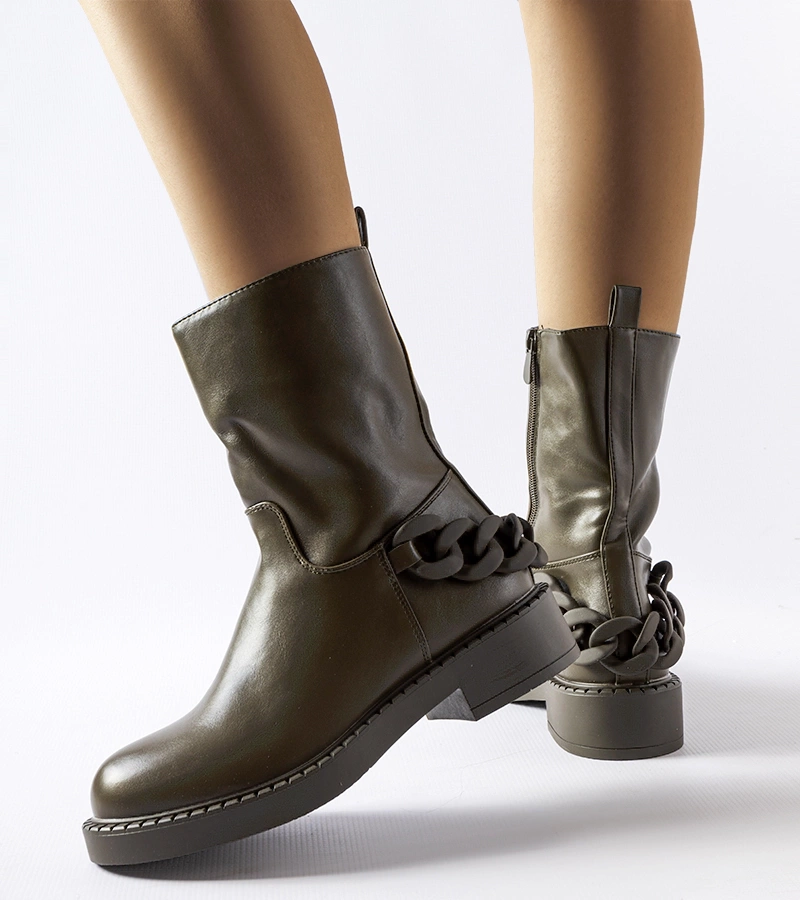 Zielone ocieplane botki z ozdobnym łańcuchem