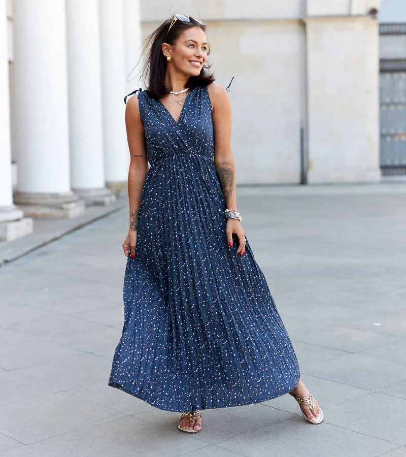 Granatowa sukienka plisowana maxi