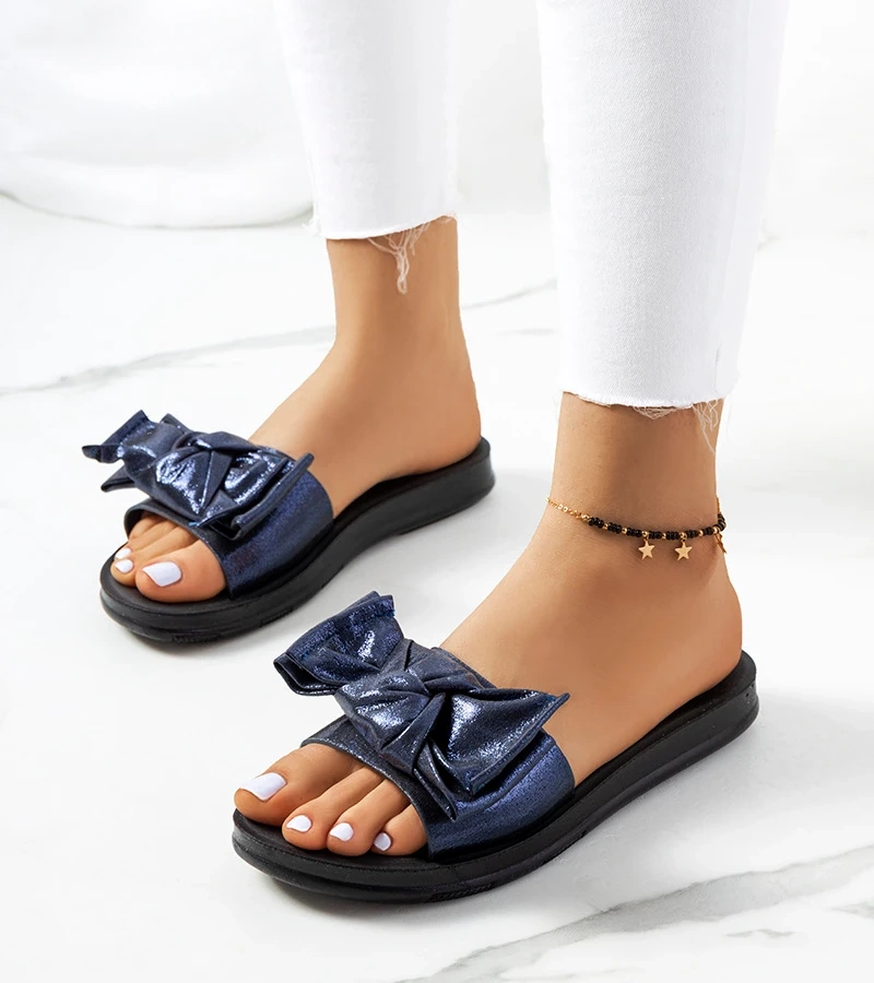 Granatowe klapki z ozdobną kokardą