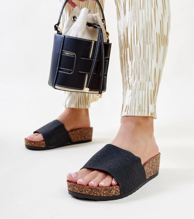 Czarne klapki na korkowej koturnie