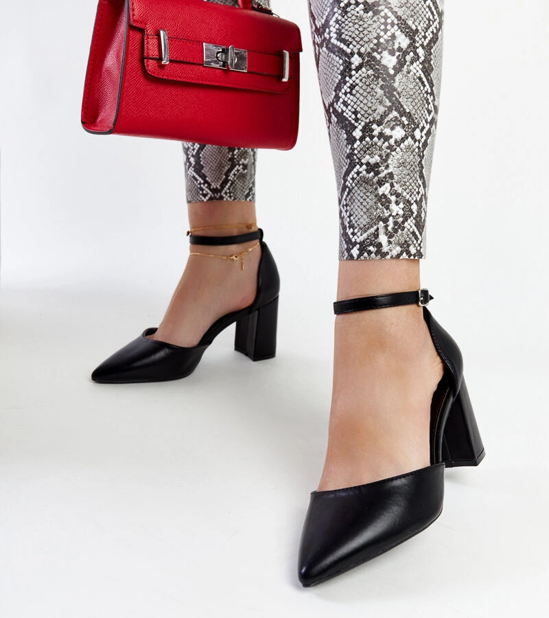 Czarne czółenka na słupku