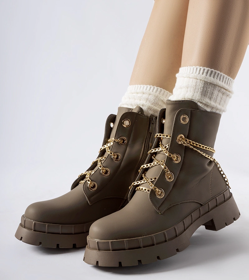 Brązowe botki z łańcuszkiem