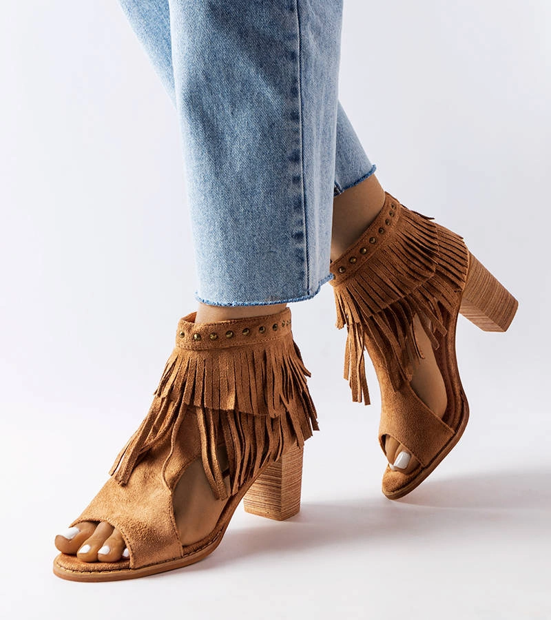 Karmelowe sandały na słupku w stylu boho