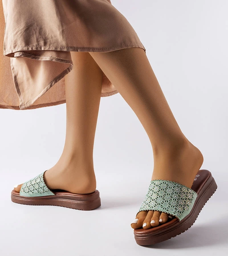 Zielone ażurowe klapki zdobione cyrkoniami