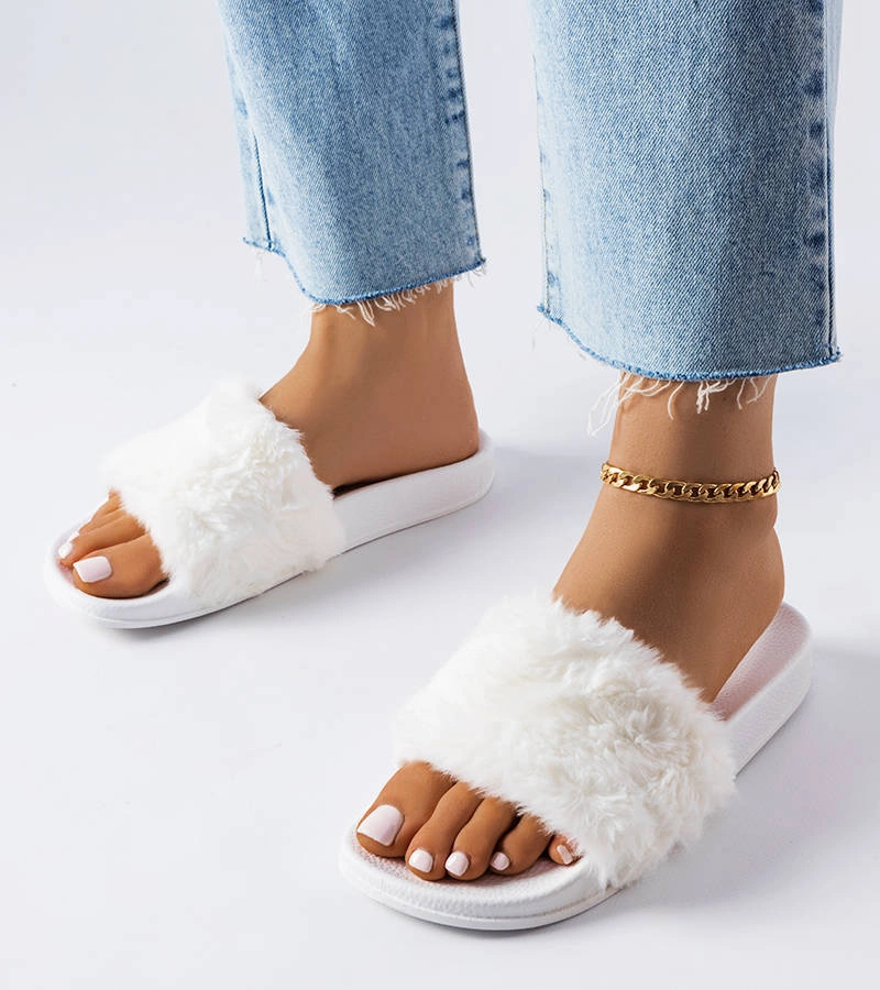 Białe klapki z futerkiem