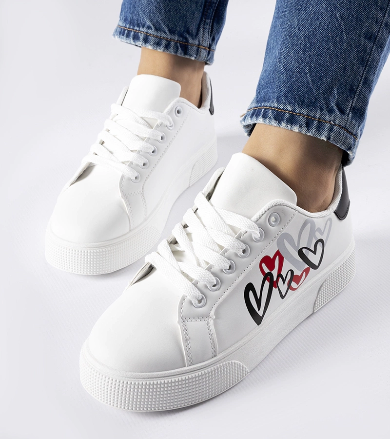 Białe sneakersy na platformie