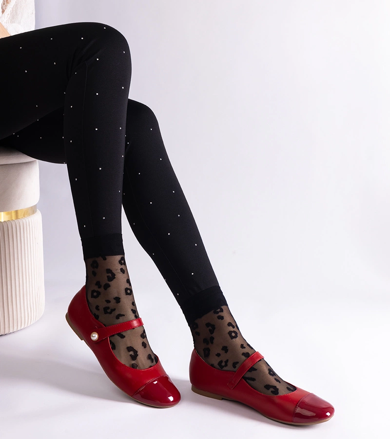 Czerwone balerinki z lakierowanym noskiem zapinane na rzepy