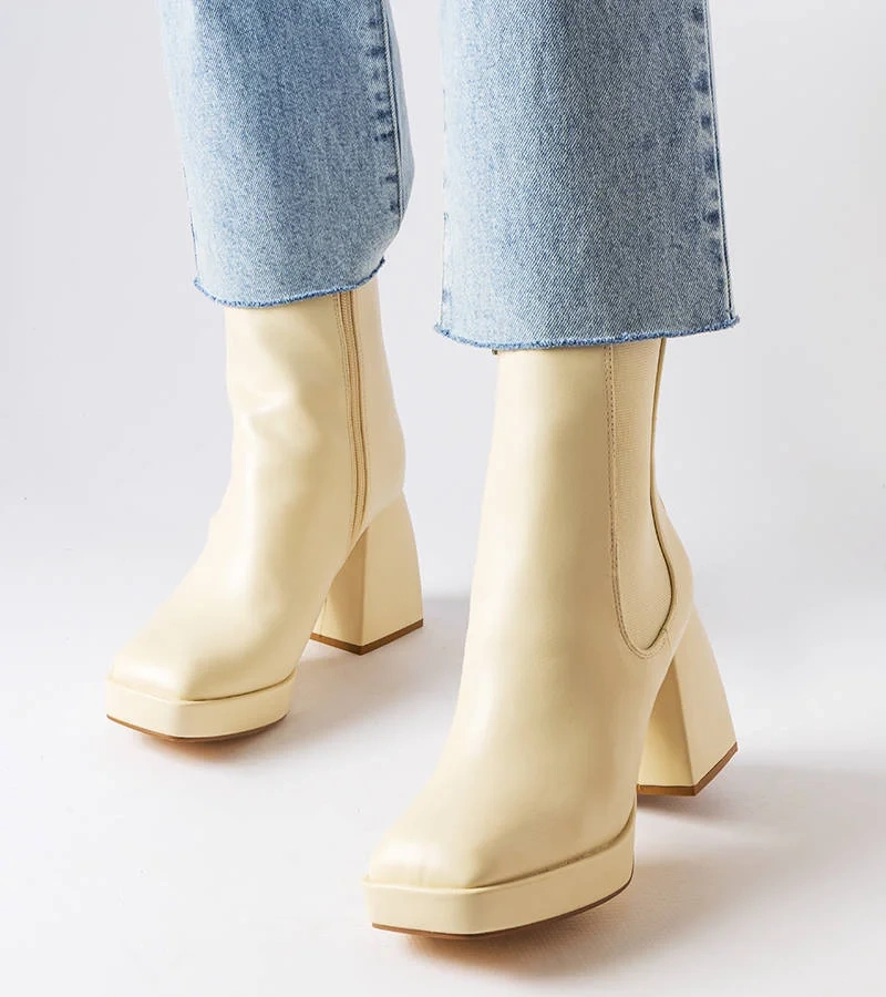 Beżowe masywne botki na słupku