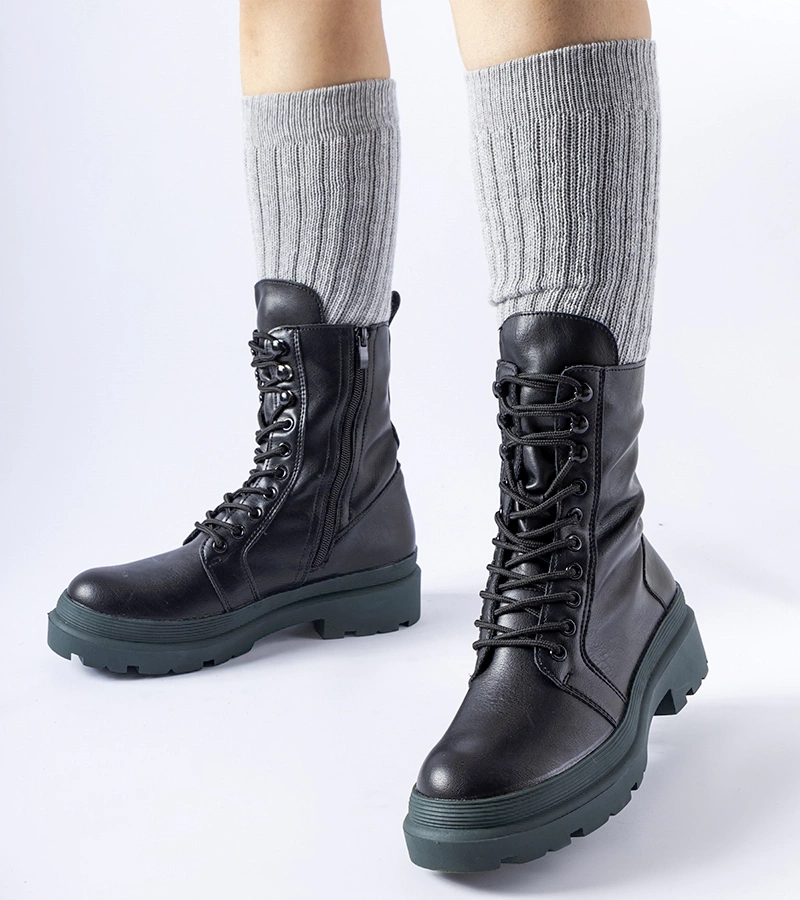 Czarne trapery na kolorowej podeszwie