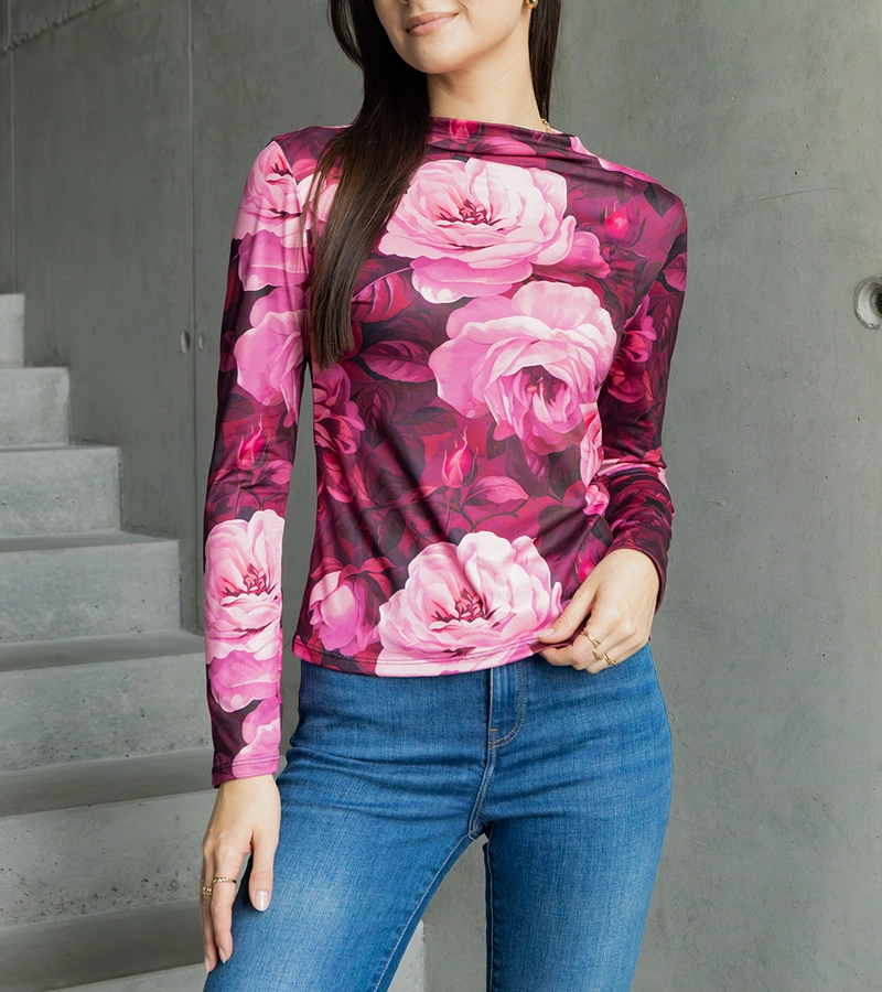 Różowa bluzka zdobiona printem