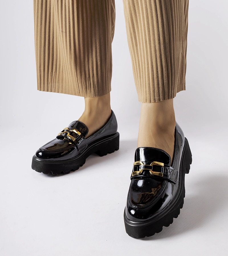 Czarne lakierowane mokasyny