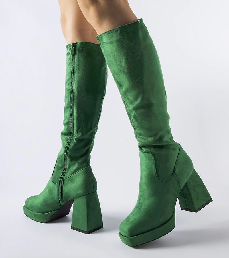 Zielone ciepłe kozaki na masywnym słupku