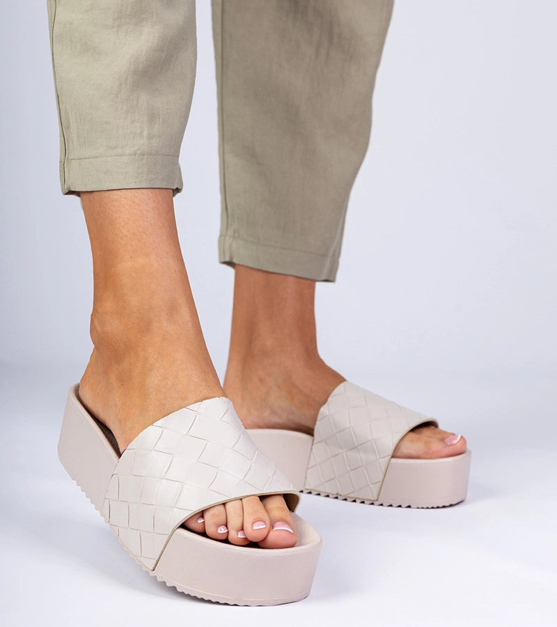 Hers Beżowe klapki z tłoczeniem