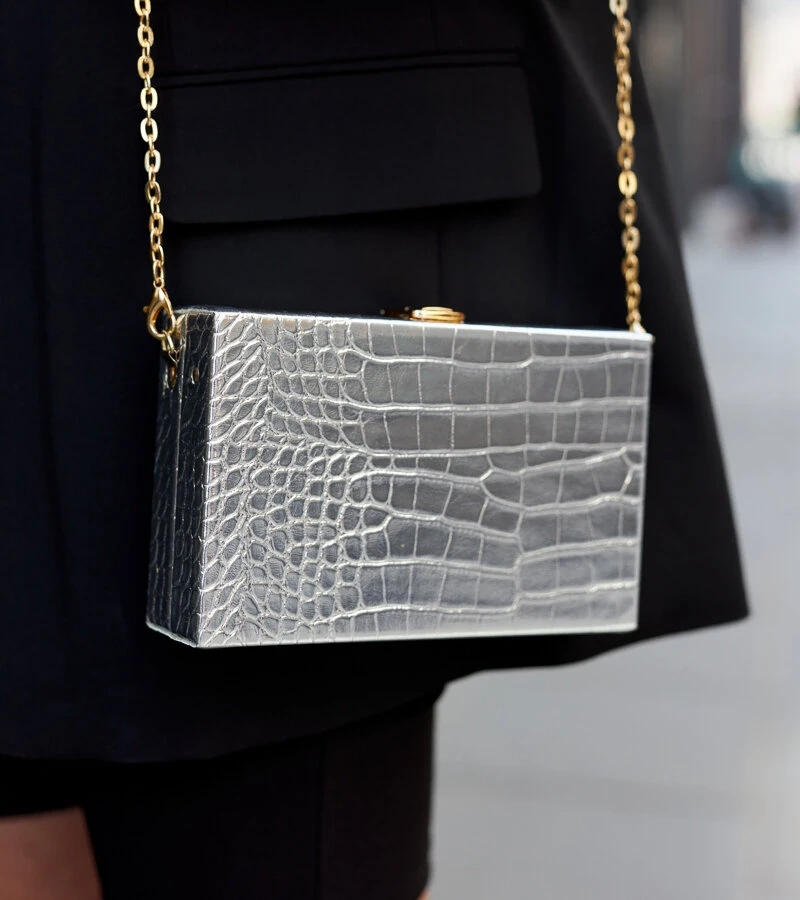 Srebrna torebka typu ,,kuferek'' na łańcuszku