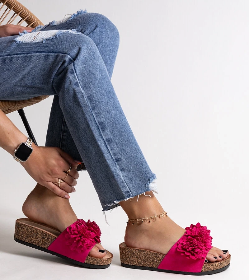 Klapki różowe z kwiatami na platformie