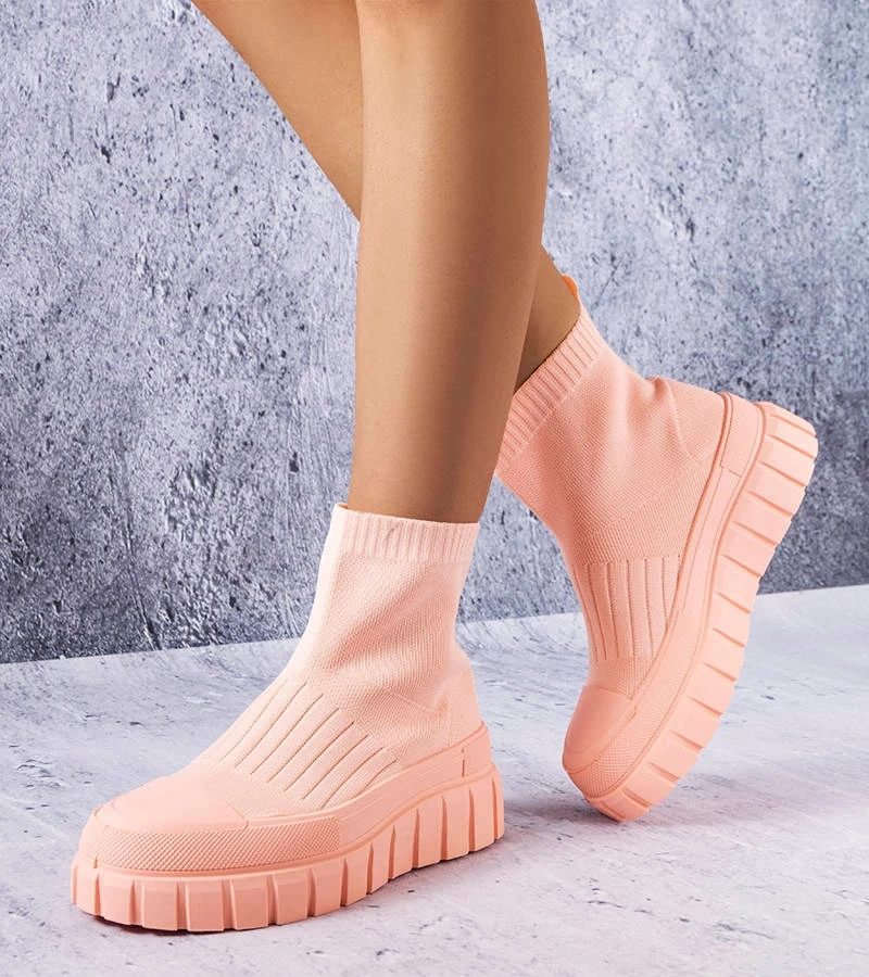 Różowe trampki wsuwane za kostkę