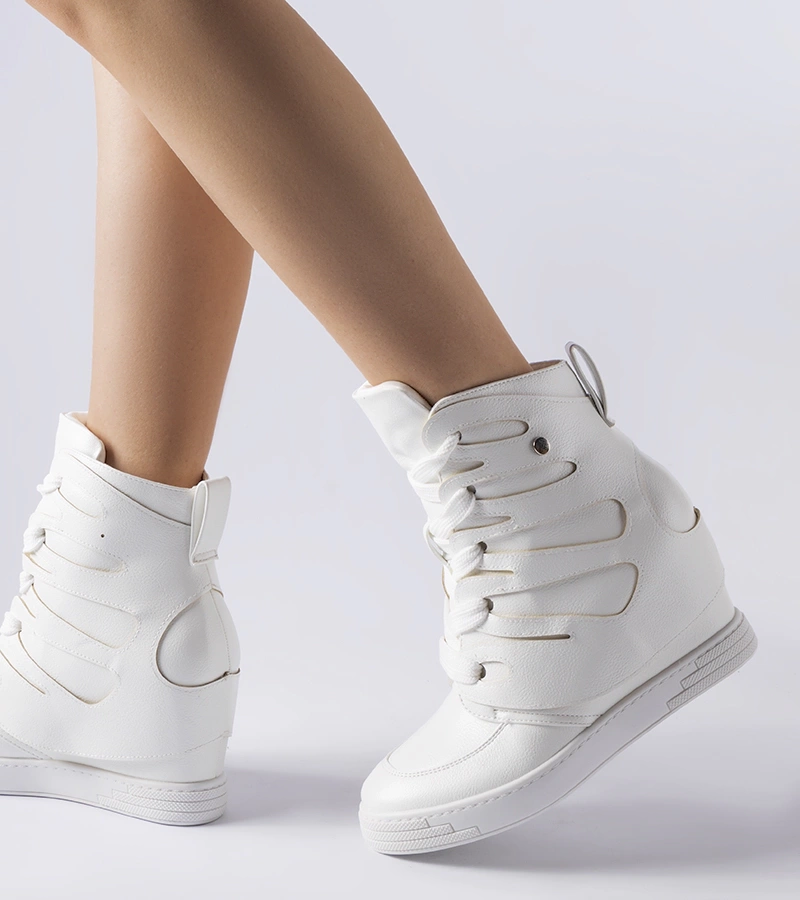 Białe klasyczne sneakersy na koturnie
