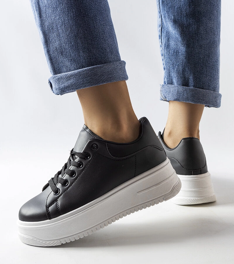 Czarne sneakersy na platformie