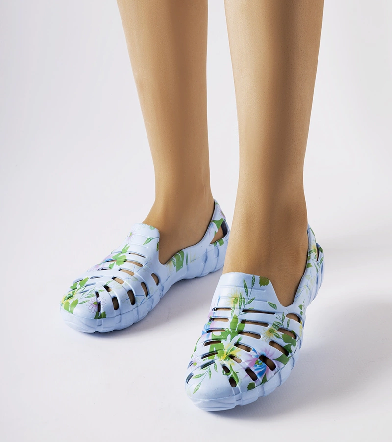 Niebieskie gumowe klapki ze wzorem