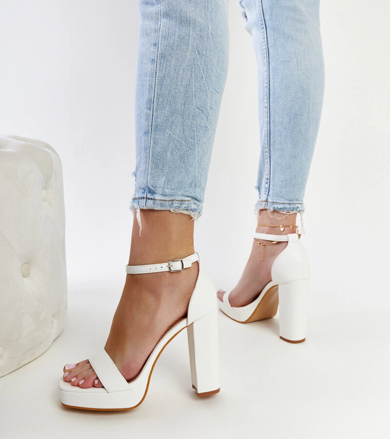 Białe sandałki na słupku