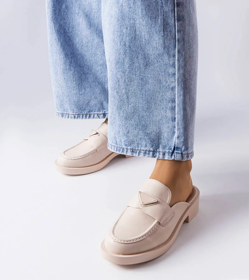 Beżowe klapki z zabudowanym noskiem i metalową ozdobą